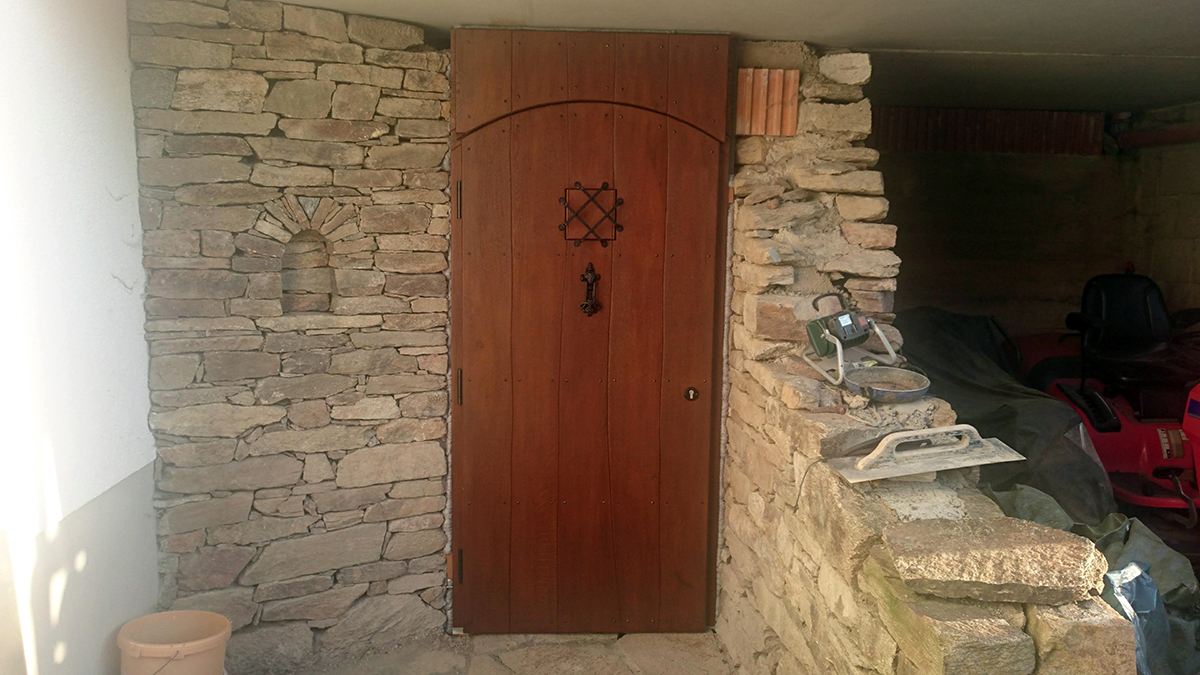Eingangstür aus Massivholz mit Guckloch und Klopf-Mechanismus